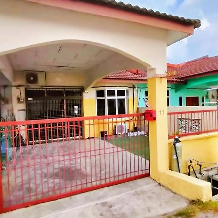 Homestay Melewar Parit Raja Exterior foto